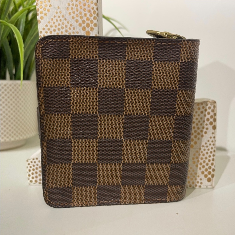 Authentic Louis Vuitton Damier Ebene
Compact Wallet - Picture 2 of 5
